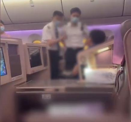 飞机上多人大喊“滚下去”！飞沪航班上，一男乘客被机长拒载