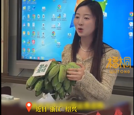 高三老师买青蕉为学生减压助力高考