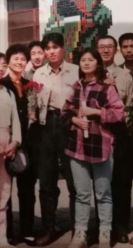 56岁高晓松与高中女友相约聚会,晒俩人恋爱时合影,被嘲像两代人 网友热议青春不再