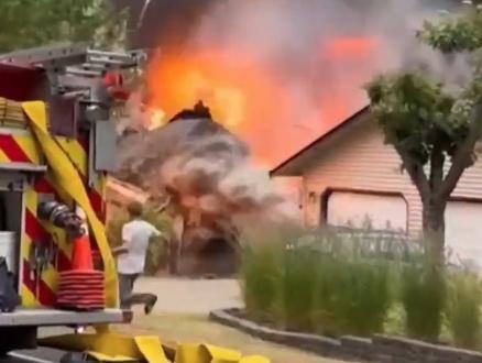 美国一房屋发生剧烈爆炸 烟花引燃导致