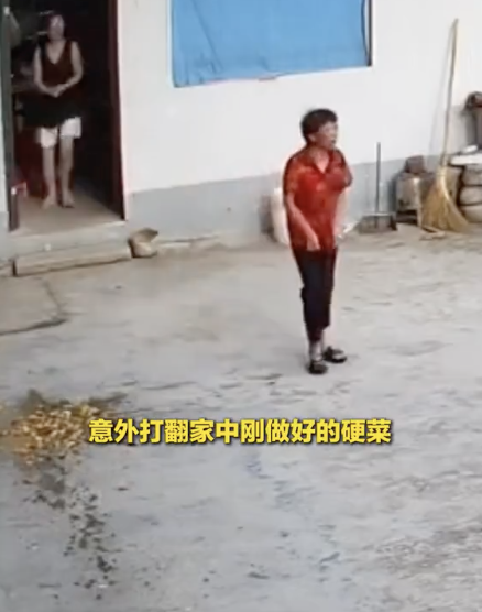 狗子喜提大餐当晚打猎归来 加餐后更给力