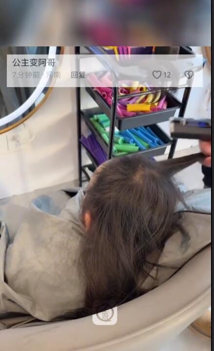 小女孩自己偷偷把头发剪秃一大块