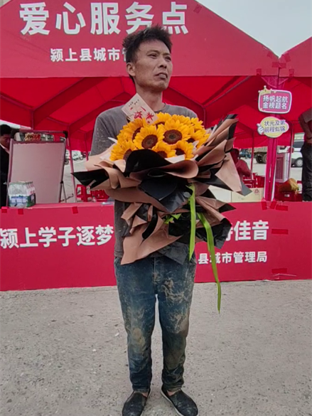 考场外满身泥水的父亲找到了 温暖整座考场
