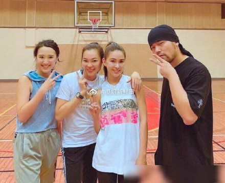 郭台铭女儿现身富士康年会现场 登台跳舞星味十足