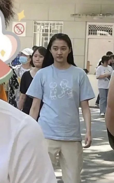 关晓彤路透照曝光 遭网友吐槽"没星相太普通"