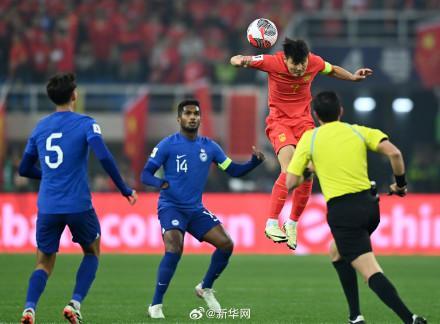 國足主場4-1新加坡 費南多點球破門收獲國家隊處子球！