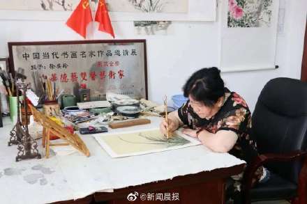 上海70岁阿婆拿到中国美院书画双学位 曾在教室搭帐篷过夜