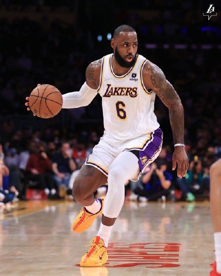 詹姆斯疑似感染新冠被隔离 三次检测两次阳性