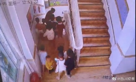 地震时老师们都在逆向奔跑