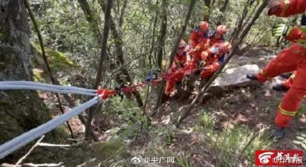 女子为拍照不听劝阻不慎坠下60米悬崖 不听对象言，吃亏在眼前？ 追求美也要在保证安全的前提下