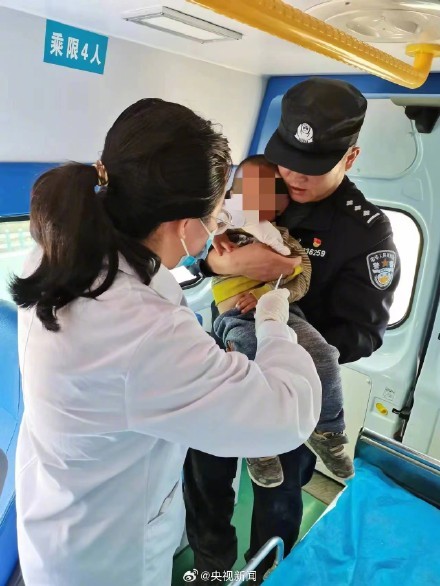 太悬了！2岁男童山中走失一夜获救