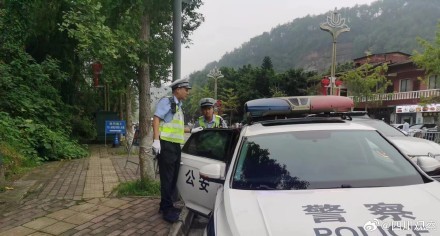 导游丢30张身份证警方接力找回