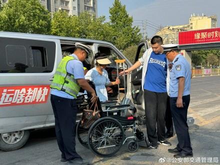 爱心助力高考瞬间！考生脚部受伤交警帮忙推进考场 