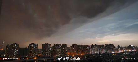 北京这雨……好像全下朋友圈了…… 大家出行注意安全，小心高空坠物！预警升级