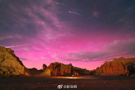 新疆极光与英仙座流星雨罕见同框 星空奇观引轰动