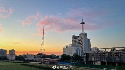 北京浪漫粉鱼鳞云朝霞好美 晨空如梦，鱼鳞云绮丽