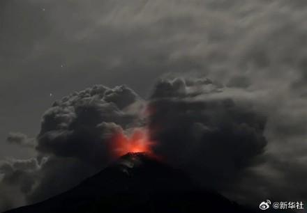 印尼東部火山噴發(fā)灰柱高8000米 航空交通受影響