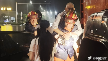 現(xiàn)場：凌晨消防員背老人涉水求生,！