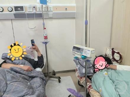 小伙吃菌子中毒后隔空抓水母