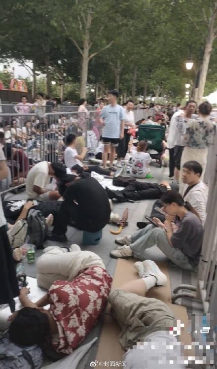 为抢迪士尼娃夜排超10小时 数公里长队引关注