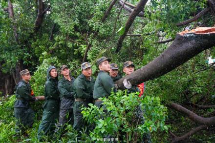 台风剑鱼来袭武警官兵奔赴抢险一线 全力应对强风暴雨