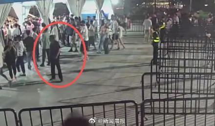 视频 周杰伦演唱会男子强推歌迷闯闸被拘 黄牛行径受罚