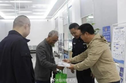 太暖心！老人耗時(shí)一年納三十多雙鞋墊贈(zèng)民警