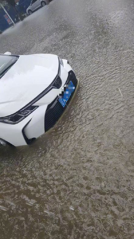 沈阳暴雨一越野车主连救6车 市民互助温暖人心