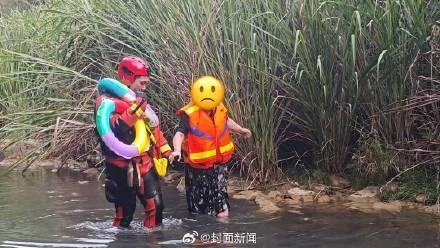 三伏第一天一家5口下河玩水被困