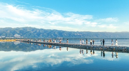 运城七彩盐湖景区热闹非凡，游客在“天空之镜”中畅游