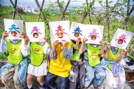 用童真笔触描绘美好春光