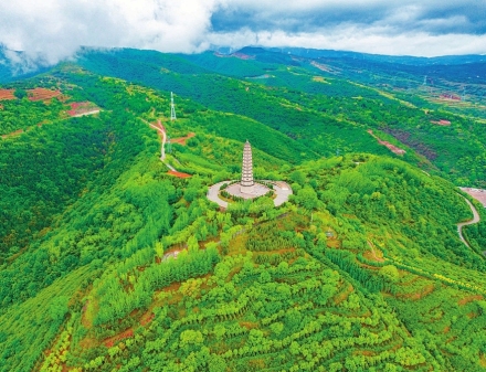 左权县持续推进鳌峰公园绿化与配套建设