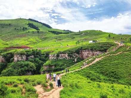 和顺县走马槽景区草甸连绵 景色宜人