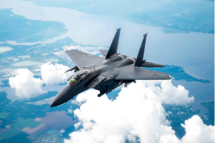 外媒爆B-2轰炸机撤回美国本土后，美空军已派遣至少4架F-15前往印度洋迭戈加西亚岛