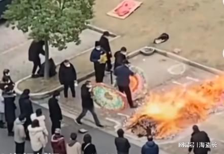 上海一小区有人在车位烧祭品 办完白事点火烧花圈