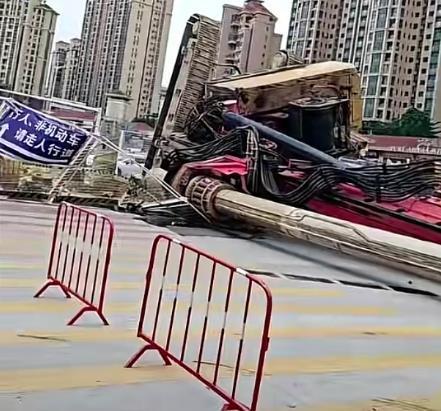 珠海一工地機(jī)器倒塌砸向馬路 無(wú)人員受傷車(chē)輛受損