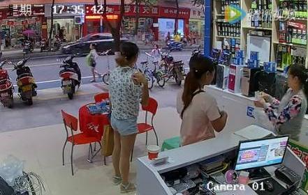 女子用百元假钞购物店主当场识破硬刚 假币团伙现形记