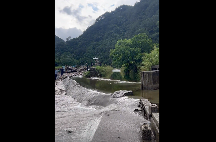 游客刚跑开山洪瞬间冲下 现场非常吓人不知道现在情况如何了