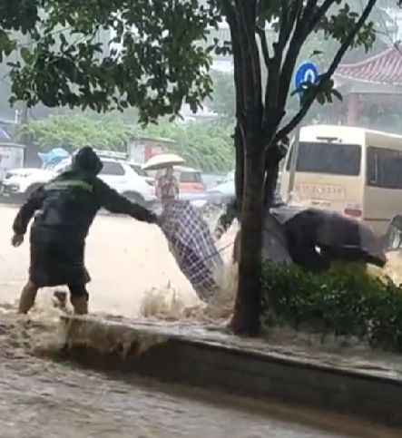 湖南湘西遭特大暴雨袭击 多辆汽车被冲走市民抱团互救