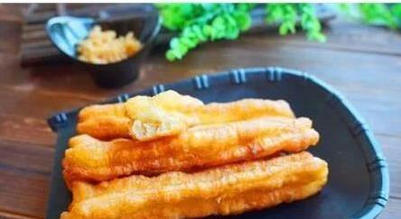 油条硬得像石头？加2样东西，炸出比店里还松软的早餐神器