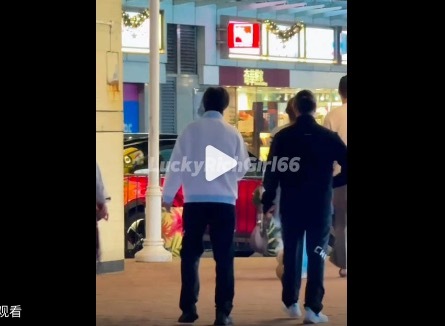 王曼昱和队友香港逛街 逛街细节藏满照顾