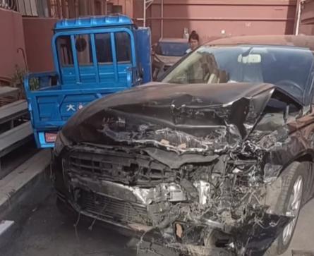 奥迪遭货车疯狂倒车连撞24下，奥迪车主：无冤无仇