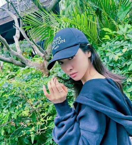 宋茜吊带漫步街头，香肩微露，棒球帽慵懒又随性！