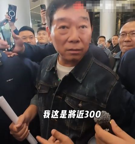 魏建军幽默回应牛仔外套价格 幽默互动引全场笑声