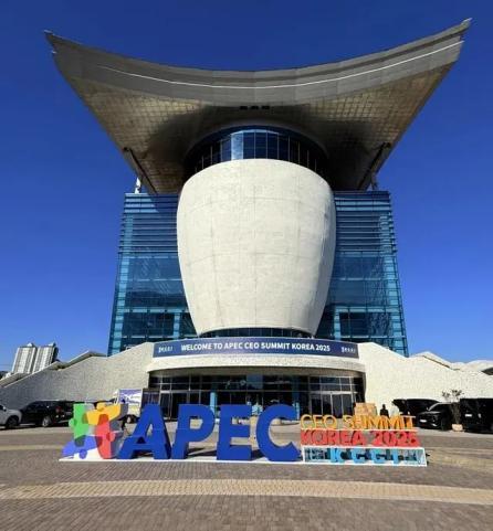 韩赠金冠勋章能抵美国的“账单”吗 特朗普访韩争议多