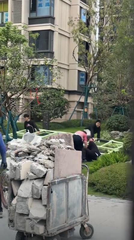 业主自己做的窗户物业不让搬进小区 网友热议纷纷