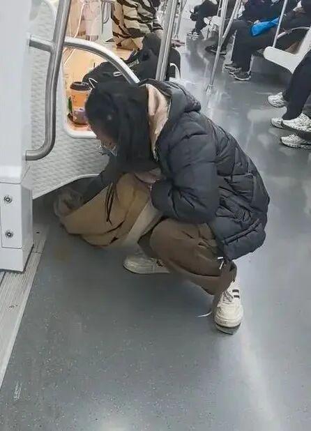 全網(wǎng)尋找的用圍巾擦地女乘客找到了