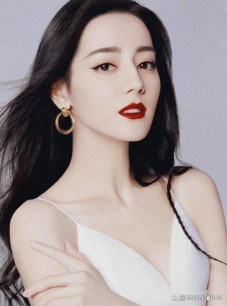 迪丽热巴现身南京雨中撑伞淡雅高级 清纯优雅并存