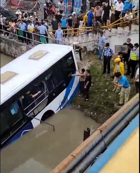 上海一公交坠河 司机自感身体不适提前让乘客下车