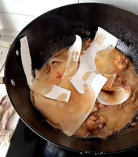 学生用录取通知书做小鸡炖蘑菇?大学回应